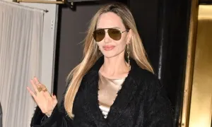 Angelina Jolie diện mốt áo choàng tắm xuống phố