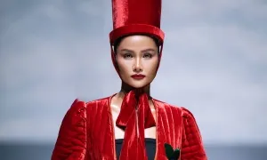 H'Hen Niê làm 'Nữ hoàng mùa đông' trên sàn catwalk